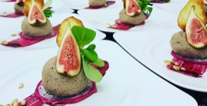 Nádherná svadba s modernou gastronómiou v mesiaci lásky v elegantných priestoroch Reduty Celebration 